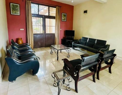 ブジュンブラにあるOasis Urbaine 3 Chambres, Mixteのリビングルーム(ソファ、椅子、テーブル付)
