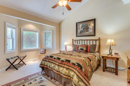 En eller flere senge i et værelse på Lake-View Condo with Covered Deck in Hiawassee!