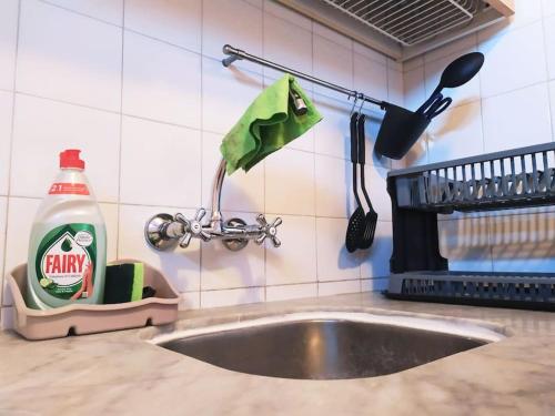 a kitchen sink with a green towel on the wall at Casa terrera de 2 dormitorios en Fasnia in Fasnia