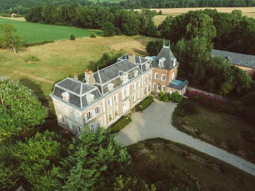 an aerial view of a large house in a field at L'Indépendance - Cottage - Château Le Bas Bleu in Quesnoy-le-Montant