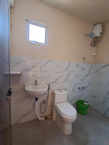 łazienka z toaletą i umywalką w obiekcie Dormitories/Hosteller, Giftland Homestay w Aizawl
