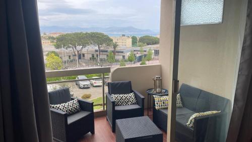 Posezení v ubytování Joli studio vue mer, piscine, Tennis, Parking