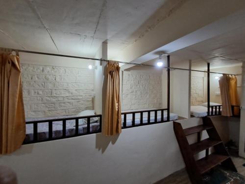 Habitación con 2 literas y ventana en Dormitories/Hosteller, Giftland Homestay en Āīzawl