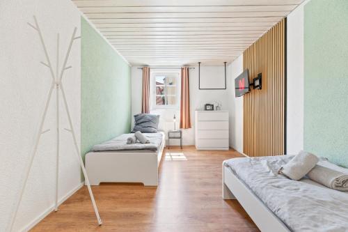a small room with two beds and a room with at home2stay Apartments für Monteure in Wendlingen Kitchen,Wifi,Smart TV NEW in Wendlingen am Neckar