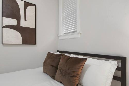 En eller flere senger på et rom på 3BR Vibrant Apartment in Hyde Park - Bstone 5310-1