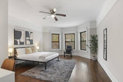1 dormitorio con 1 cama y ventilador de techo en 3BR Vibrant Apartment in Hyde Park - Bstone 5310-1 en Chicago