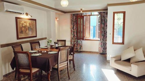 - une salle à manger avec une table et un canapé dans l'établissement Hotel Boutique Casa & Cava, à Mendoza