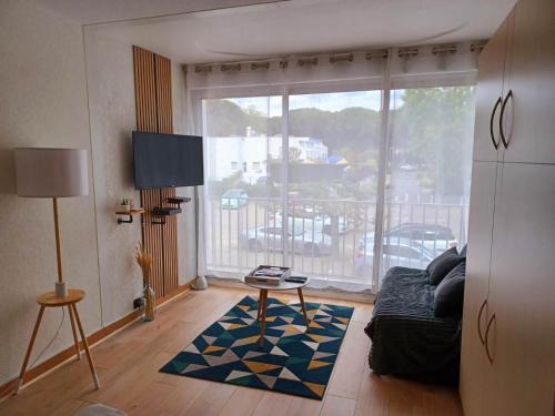 Μια τηλεόραση ή/και κέντρο ψυχαγωγίας στο Studio centre-ville à 2 pas de la plage