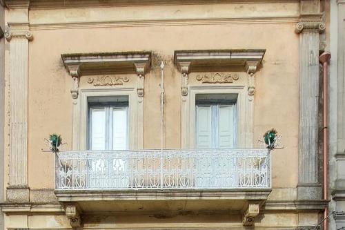 ルッファーノにあるAntica Via delle Aieの窓2つ付きの建物側のバルコニー