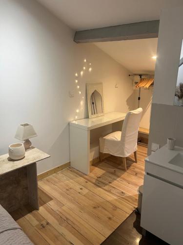 - une chambre avec un bureau et une chaise blanche dans l'établissement Duplex quatre pièces - une chambre bébé à 5 minutes de la plage, à Nice
