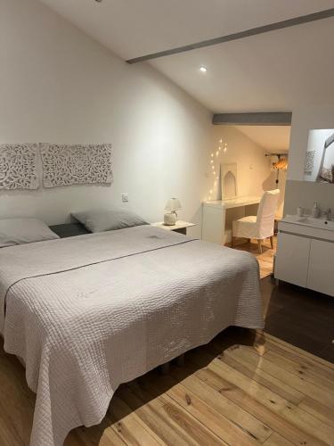 une chambre avec un grand lit blanc et un bureau dans l'établissement Duplex quatre pièces - une chambre bébé à 5 minutes de la plage, à Nice
