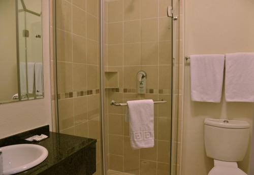 y baño con ducha, aseo y lavamanos. en Road lodge Hotel Cape Town International Airport -Booked Easy, en Ciudad del Cabo