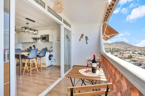 Habitación con balcón con mesa y cocina. en Margherita House Tenerife, Wonderful Ocean View, en Palm-mar
