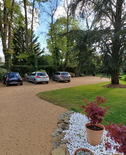 Zahrada ubytování LES 15 CHENES Chambres d hôtes, parc arboré de 5000 m2 à 20KM du PUYDUFOU Une suite familiale et 3 chambres doubles