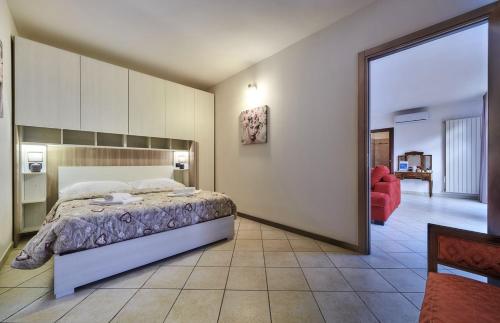 - une chambre avec un lit et un grand miroir dans l'établissement La casa di Cinzia central apartment, à Lierna