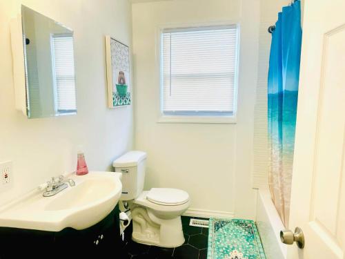 La salle de bains est pourvue de toilettes blanches et d'un lavabo. dans l'établissement Bungalow At Atlantic City Near The Waterpark Casinos, à Atlantic City