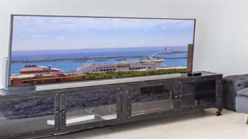 un soggiorno con grande TV a schermo piatto di Casa Badia de Palma a Calvià