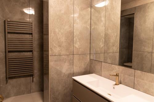 uma casa de banho com um lavatório e um espelho em LE RÊVE DE NAIM em Florença