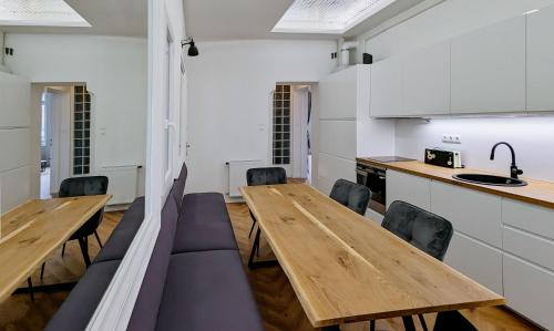 ブダペストにあるPedestrian apartment, the best locationのキッチン(木製テーブル、椅子付)