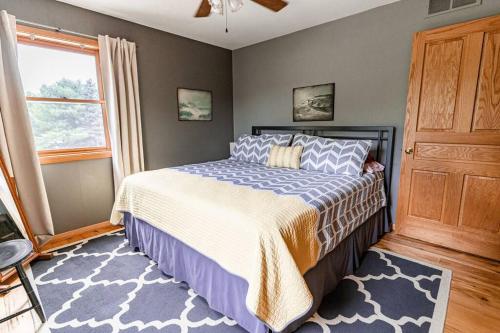 Katil atau katil-katil dalam bilik di Secluded & Quiet on the Beautiful Kalamazoo River - Saugatuck-Douglas-Fennville