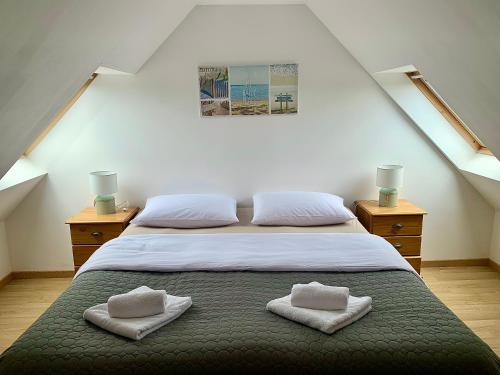 プレスタン・レ・グレーヴにあるLescoat-le petit paradisのベッドルーム1室(枕2つ付)