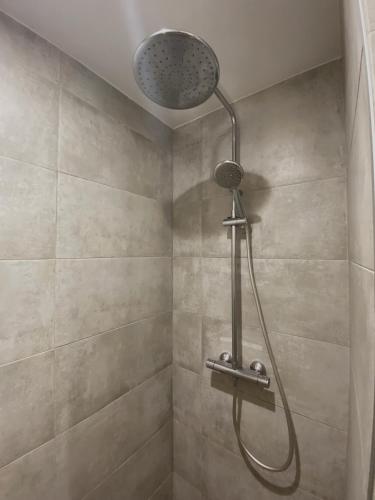 une douche avec pommeau de douche dans une salle de bain dans l'établissement Charmant appt Endoume - proche mer et Vx Port, à Marseille