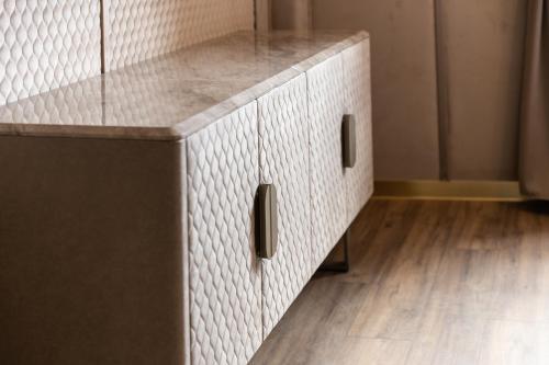 a kitchen with a counter with white tiles on it at LE RÊVE DE NAIM Firenze in Florence