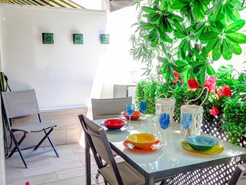 een tafel met borden en glazen erop bij Flamingo Apartment by Hello Homes Sitges in Sitges