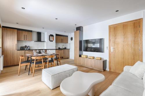 un salon avec un canapé et une table dans l'établissement Sentier Historical Center Luxury & Design Apartment 2BR, à Paris