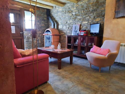 TV a/nebo společenská místnost v ubytování Apartamentos La Borda Castillon