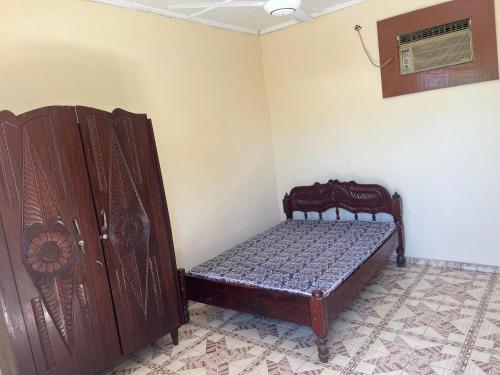 een kleine slaapkamer met een bed in een kamer bij Wonder house zanzibar in Kiembi Samaki