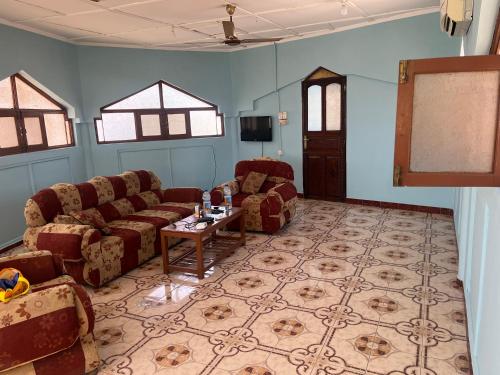 Wonder house zanzibar في Kiembi Samaki: غرفة معيشة مع كنب وطاولة