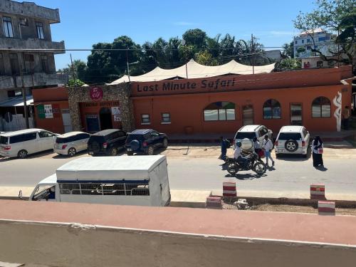 un edificio con coches estacionados en un estacionamiento en Wonder house zanzibar en Kiembi Samaki