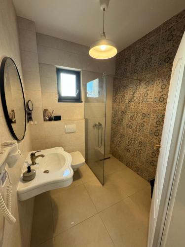 ein Bad mit einem Waschbecken und einer Dusche in der Unterkunft Apartament 221 Mamaia Nord in Mamaia Nord – Năvodari