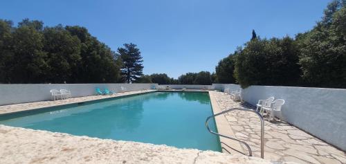 - une piscine avec des chaises à côté d'un mur dans l'établissement Maison Honorine, à Mons