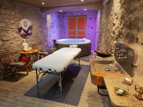 a room with a bath tub and a sink at Les chambres du Mas Peu del Causse 
