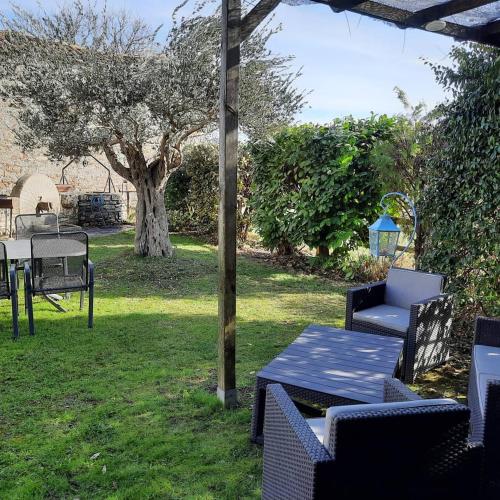 Κήπος έξω από το Apartamentos La Borda Castillon
