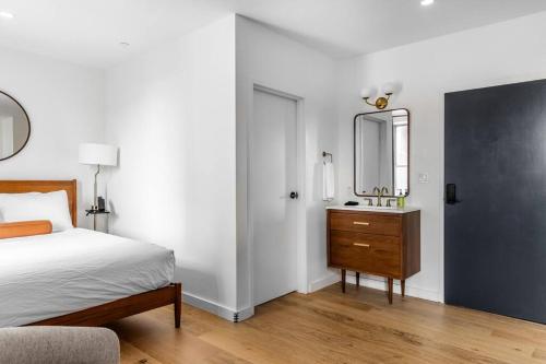 una camera da letto con un letto, un comò e uno specchio di Historic BLDG, Coffee Shop, FAST Wi-Fi, Room # 207 a Bangor