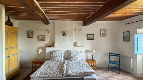 - une chambre avec un lit et une chaise bleue dans l'établissement Maison Honorine, à Mons