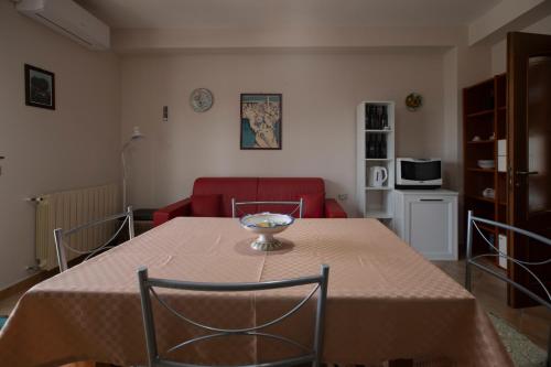 - un salon avec une table et un bol dans l'établissement La maison, à Alcamo