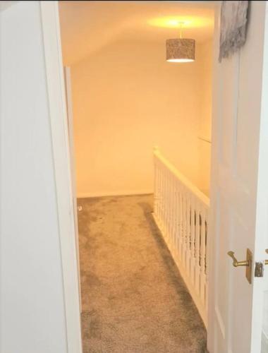 - un couloir menant à une chambre dans l'établissement Wenford Dorma Bungalow, à Mostyn