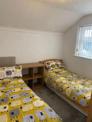 Giường trong phòng chung tại Wenford Dorma Bungalow