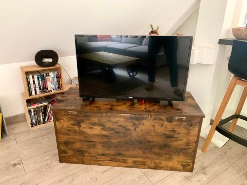 une télévision assise au-dessus d'une boîte en bois dans l'établissement Annecy au calme, à Annecy