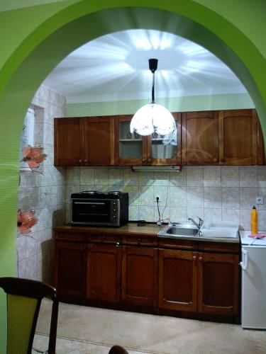 an archway in a kitchen with a sink and a microwave at Apartman Aleksandar in Banja Luka