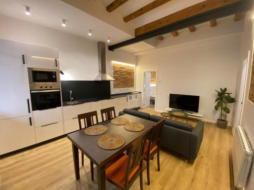 バルセロナにあるPoble Sec Charming Apartmentのキッチン、リビングルーム(テーブル、ソファ付)