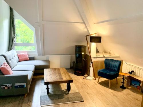 un salon avec un canapé et une table dans l'établissement Annecy au calme, à Annecy