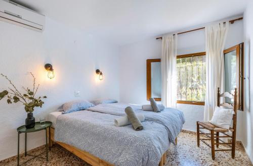 um quarto com uma cama grande e uma janela em Casa Nero em Xàbia
