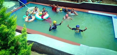 un groupe de personnes dans un parc aquatique dans l'établissement Mistey Valley Munnar, à Anachal