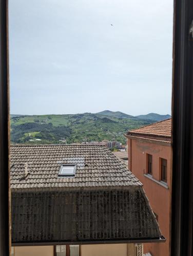Una vista del tejado de un edificio con una ventana. en CAPORELLA Dimora della via Appia, en Potenza