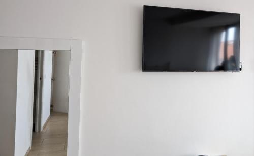 TV a/nebo společenská místnost v ubytování CAPORELLA Dimora della via Appia
